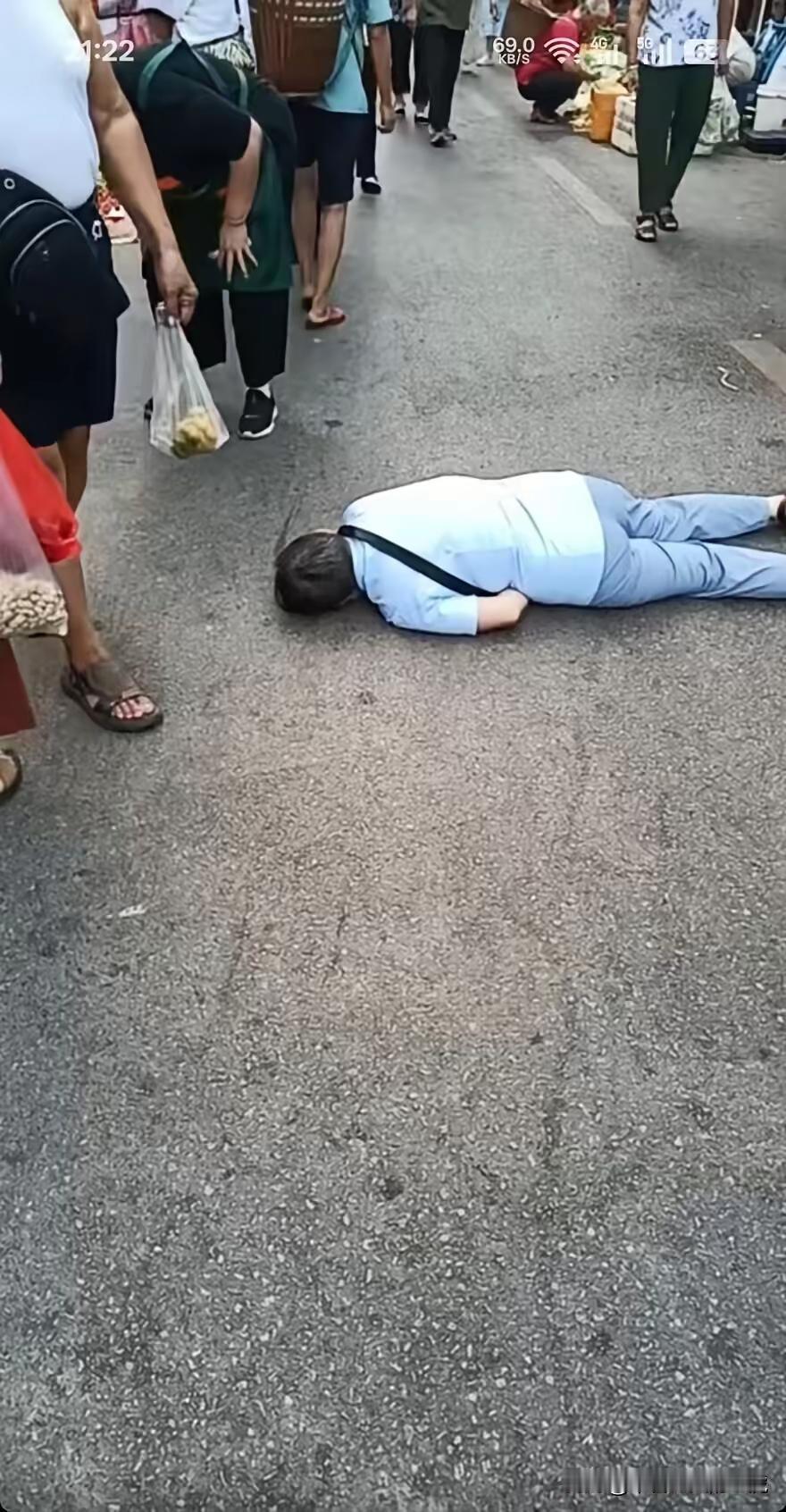 湖南，菜市场，有老人摔倒，身边经过数人，无人敢扶，有人实在看不下去，打了120…