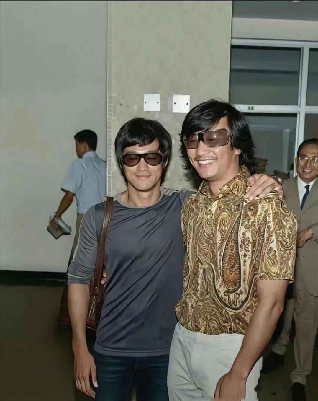 这是1971年，在香港启德机场的一张旧照。
和李小龙合影的这个男人，相信80%的