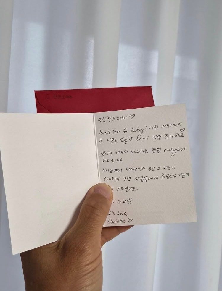 据说Danielle给平时一起跑步、颇为熟识的演员高翰敏送去了应援礼物和亲笔信件