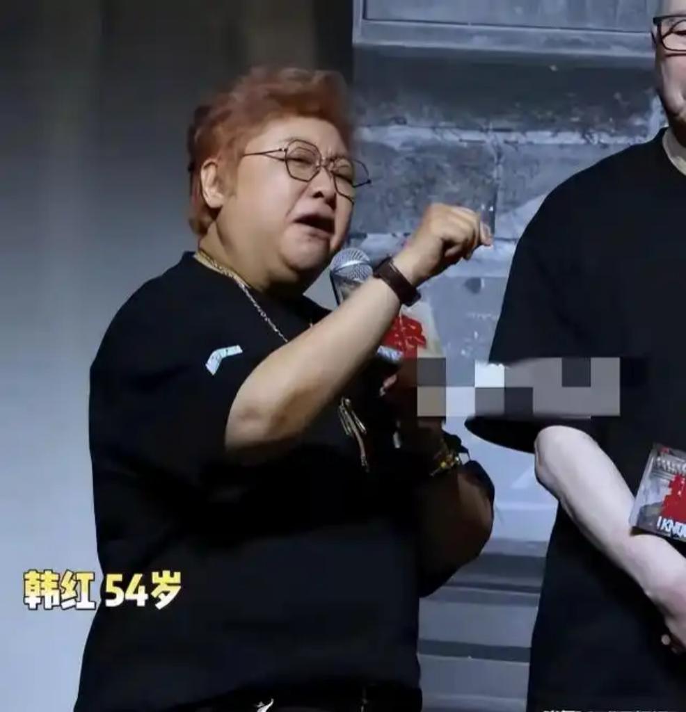 该不该原谅韩红一句“走个面”？看完她多年善举心里五味杂陈
 
韩红6月30日就“