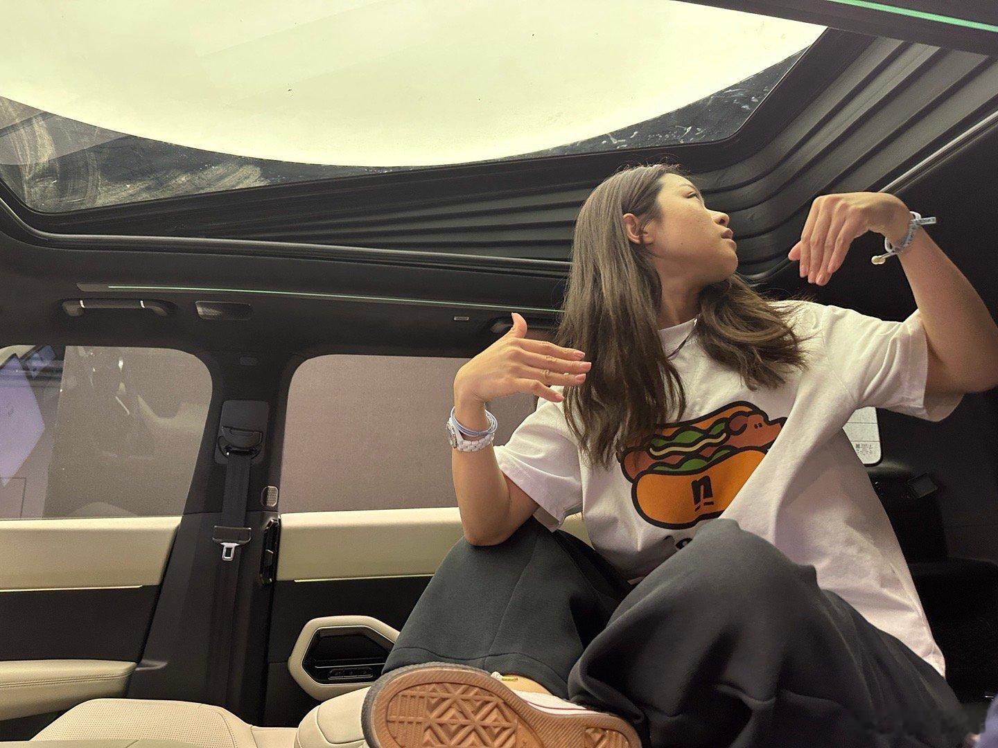 现在很多车都有大床模式，但都有一个问题，铺好床垫后根本坐不起来，终于有一台车给解