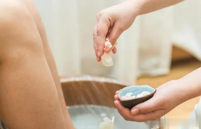 祛湿的5个方法：​​​第一个：泡脚晚上九点左右用40度的温水泡脚，可以加入适量的