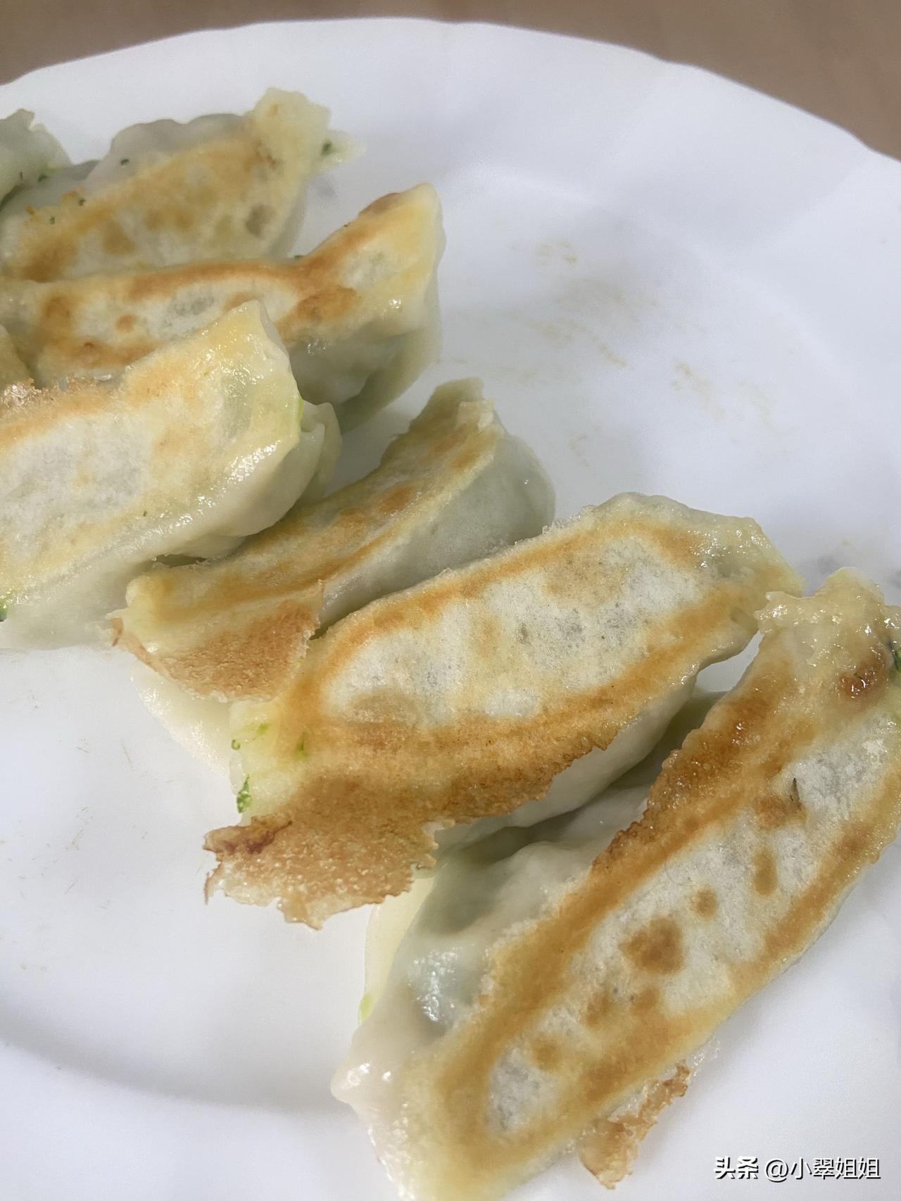天津人都爱吃锅贴！
锅贴就是包成饺子样，两边留口！不封上！
然后用锅煎熟，有嘎吱