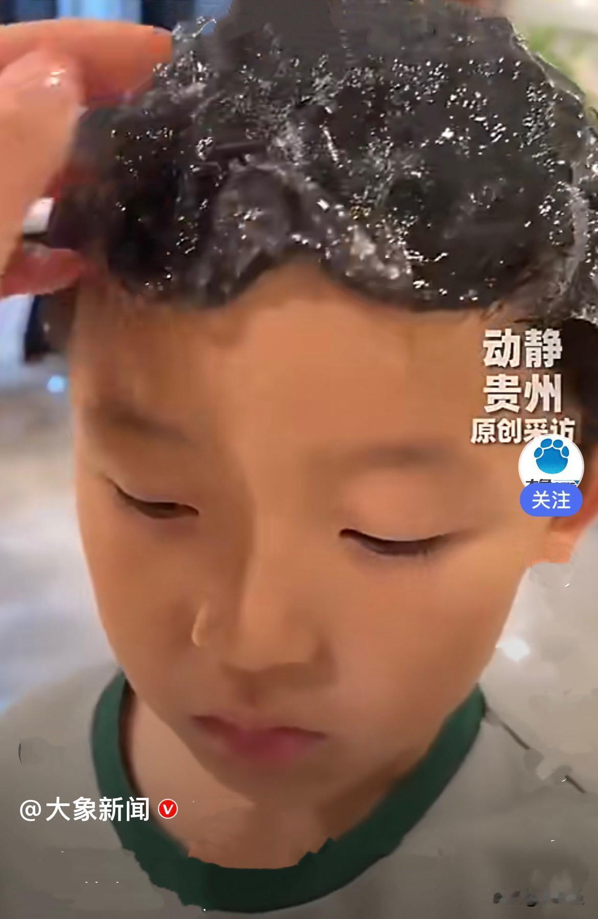 哭笑不得……
近日，四川一个小男孩玩史莱姆起泡胶，突发奇想搞创意，直接把这块软胶