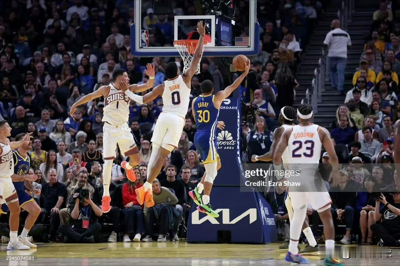 本想盖对手库里一个帽
没想到扇了布克一巴掌