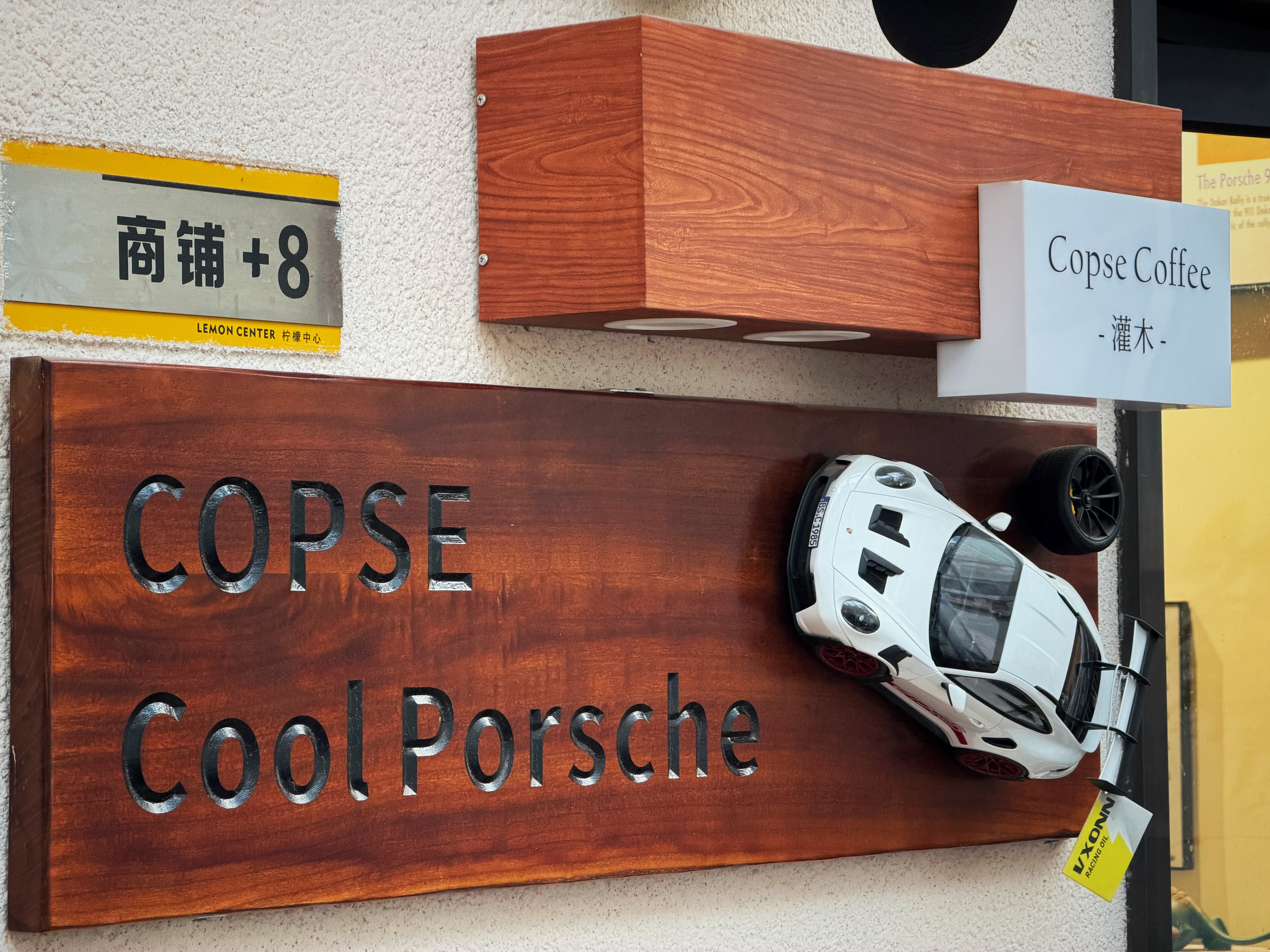 我宣布这是武汉我最爱的咖啡店☕️，居然有我在2015年10月22号签名的模型 欣