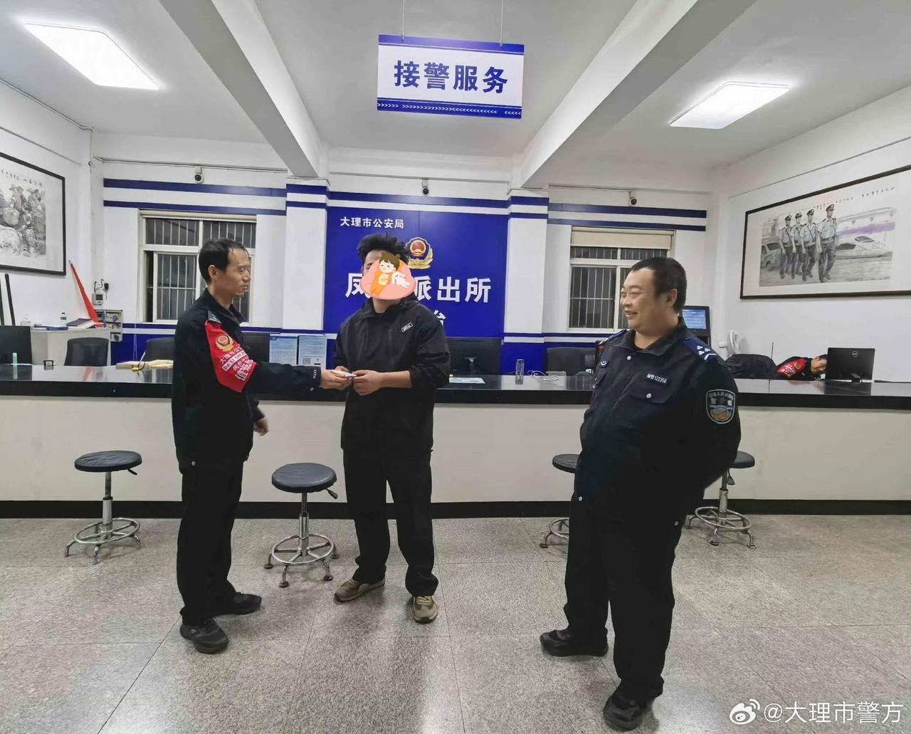 大理市公安局的民警和辅警们真的太给力了！春运返程高峰时，大理站人潮涌动，特巡警大