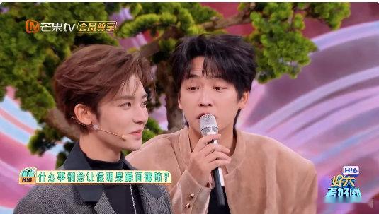 谁又触碰到侯明昊逆鳞了你好星期六新中式掀帘舞的画面太绝了，手持折扇的样子自带古风