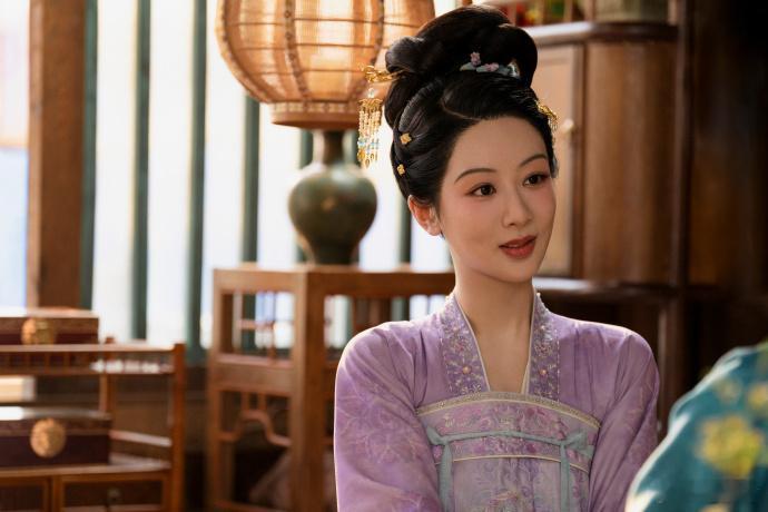 杨紫何惟芳种花载酒  杨紫何惟芳遇只狸奴好度日  狸奴经常在何惟芳种花的时候，趴