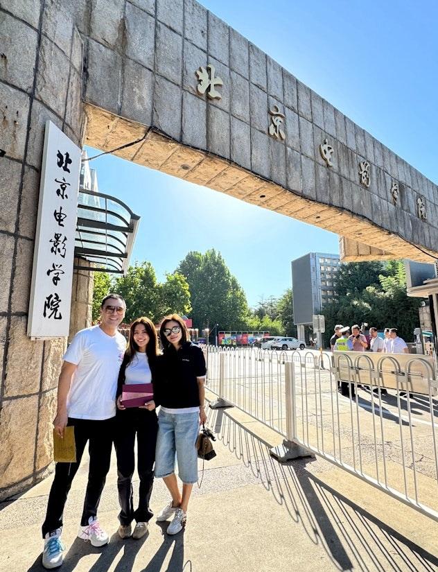 近日，香港男星钟镇涛与妻子范姜素贞一同送21岁大女儿钟懿前往北京电影学院报到，正
