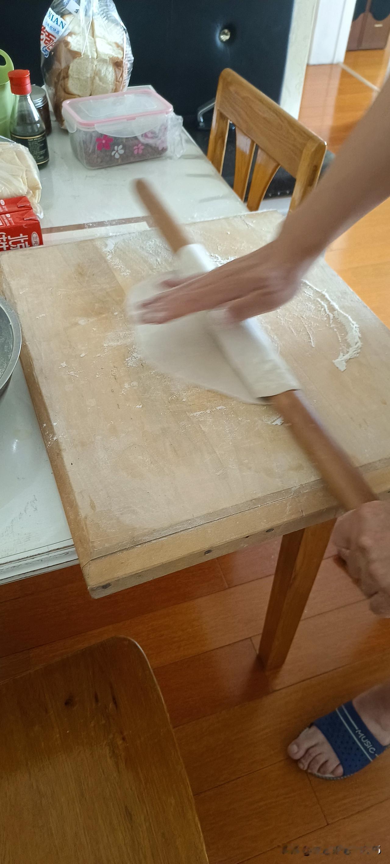 两口子加起来100多岁了，啥也不会干，你说这是谁的错呢？
常年给我们做饭的公公婆
