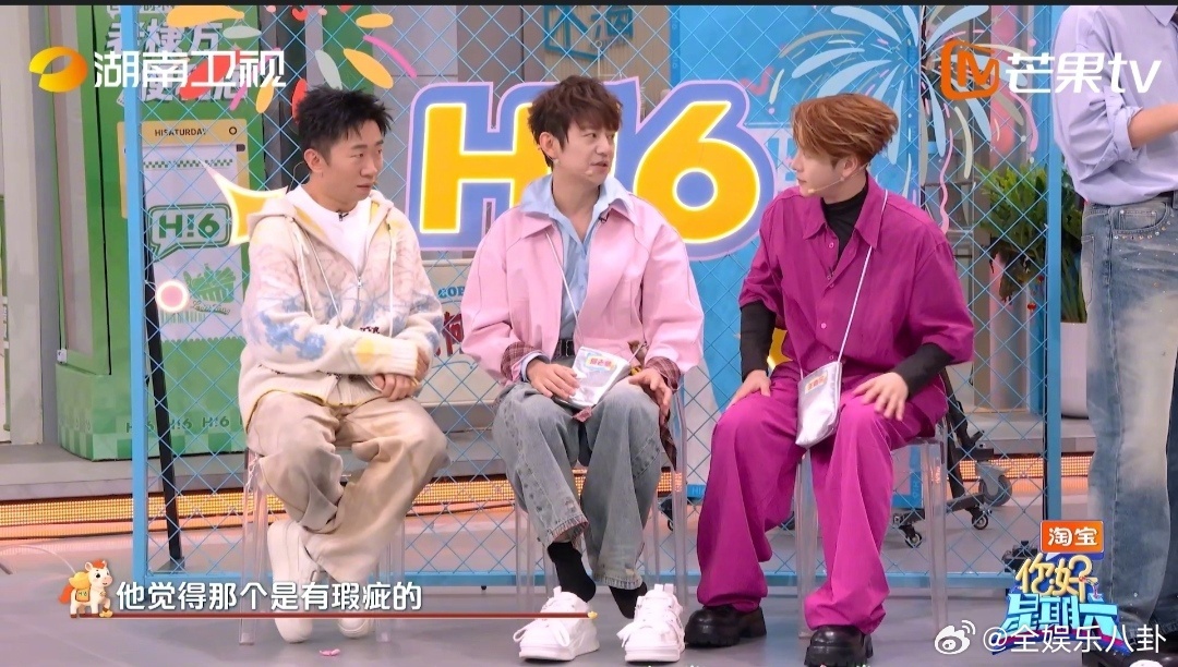 大型“无能狂怒”现场，王嘉尔蛐蛐人的样子过分真实。王嘉尔气到背后蛐蛐人你好星期六