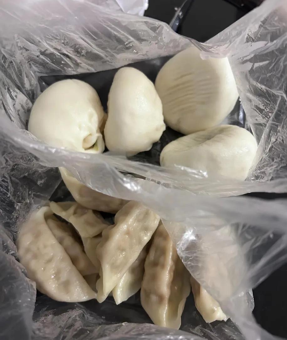 谁能拒绝早餐店刚蒸好的包子啊！白胖胖暄乎乎，咬开就是满口香的菜馅，饺子也是浸满油
