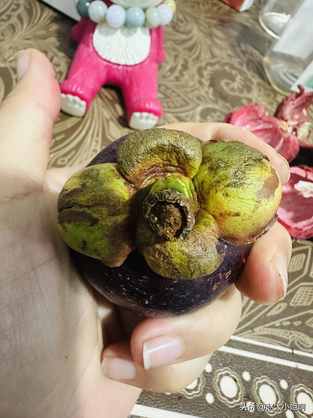 每次吃这玩意的时候我就觉得太亏了。
大贵贵买回来一堆的皮。
就一丁点肉。
还不新