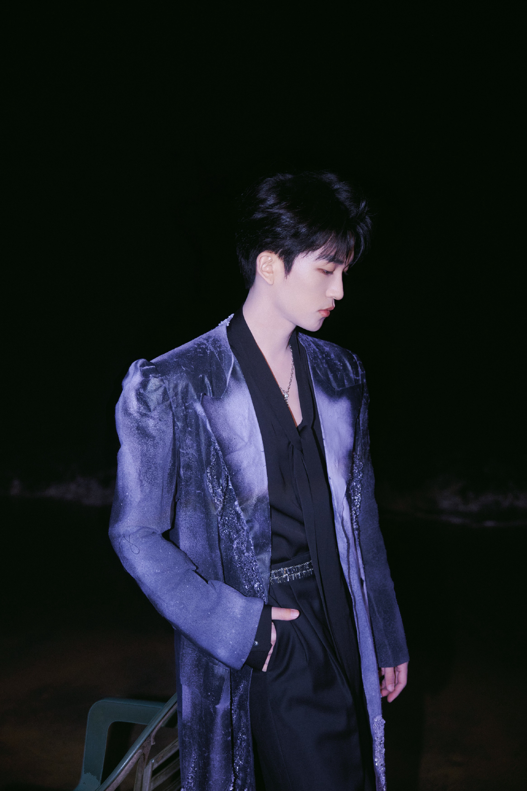 黄子弘凡紫色流光钻石高定  紫色最有韵味啦～黄子弘凡今晚跨年晚会的造型是PEET