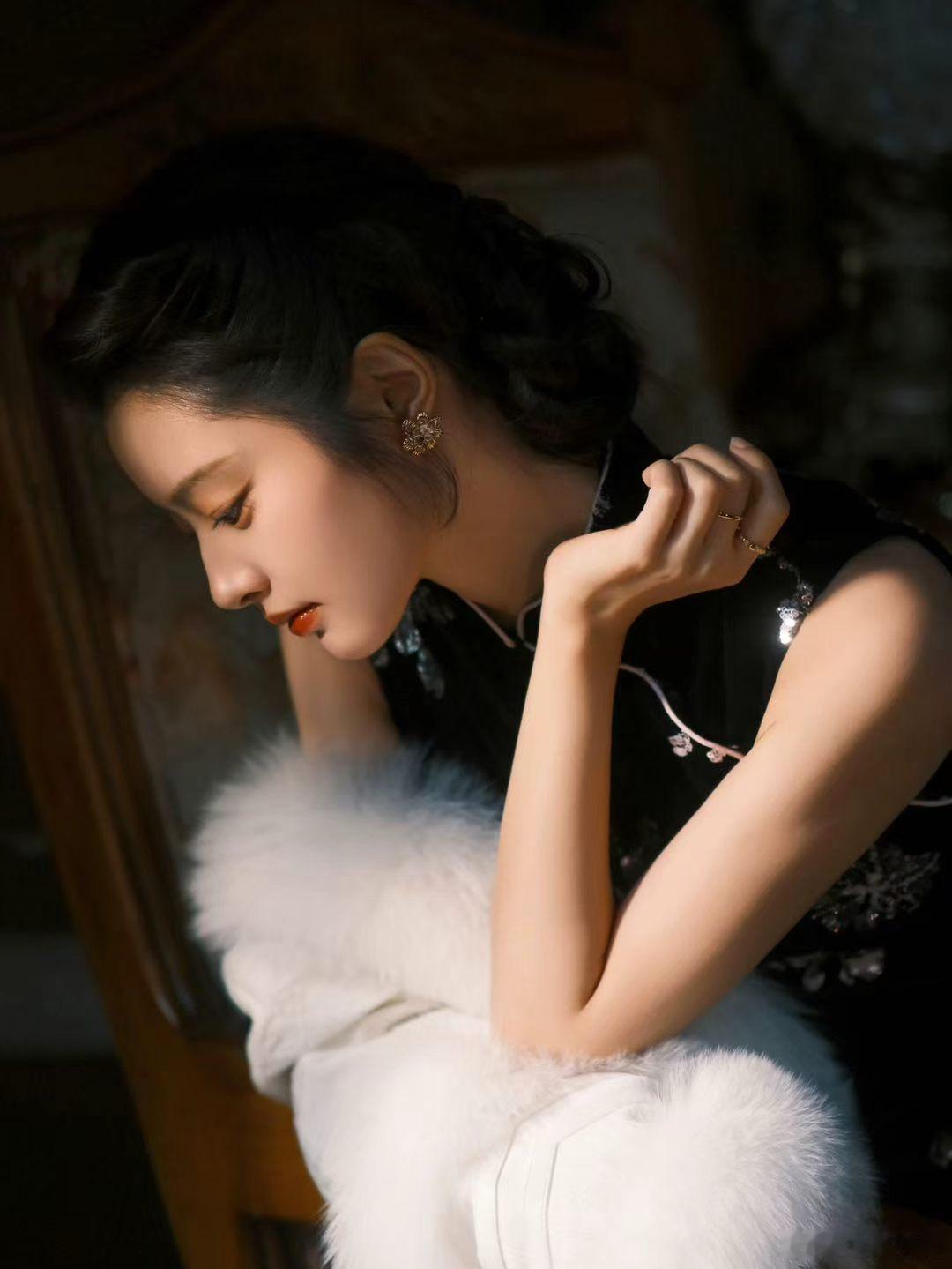 玉簟秋预告玉簟秋我专门蹲徐若晗旗袍造型，预告里旗袍妆造太戳人，温婉又带着韧劲，狠