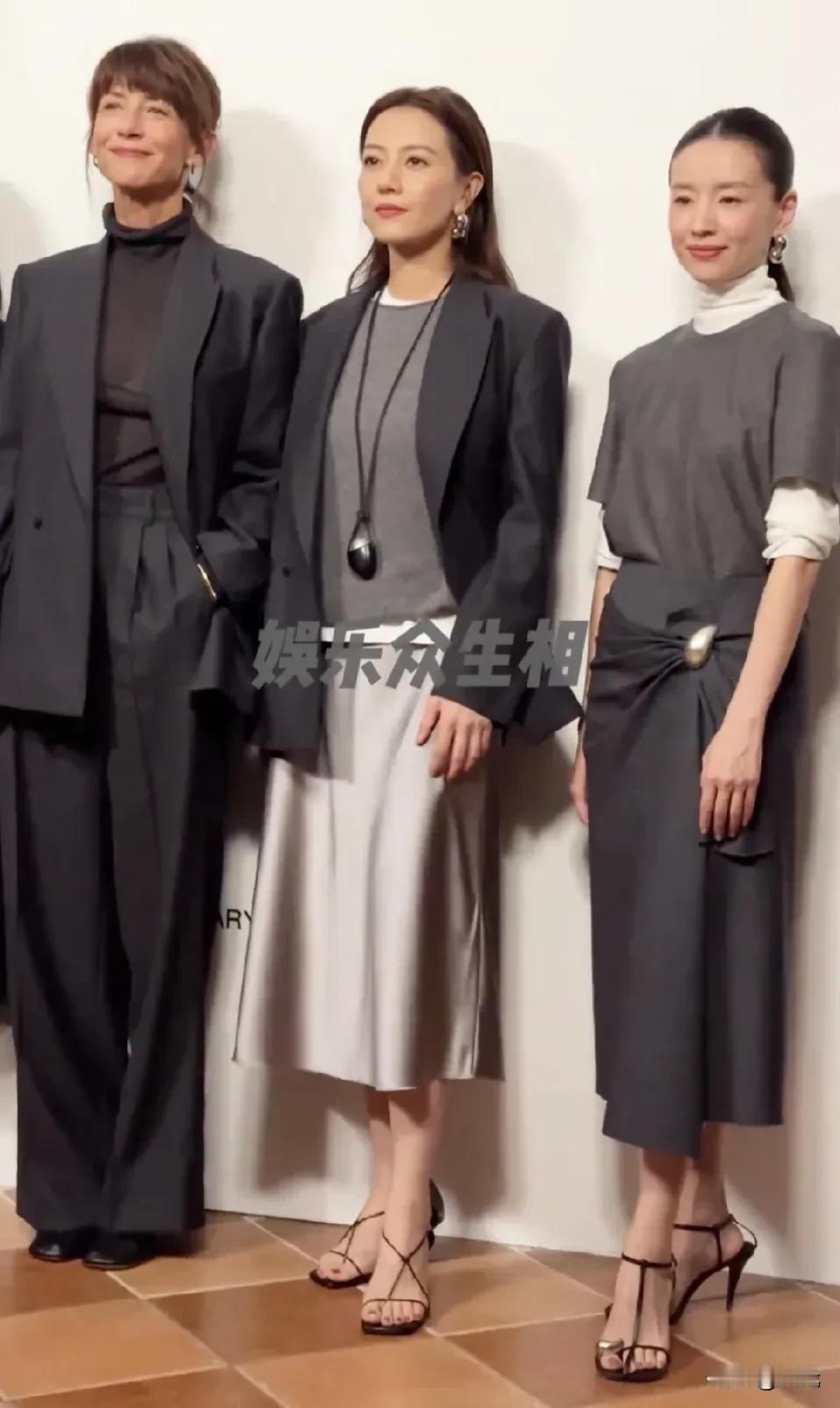 这下好了
不仅是天津，全国人民都知道了！
58岁的苏菲玛索，三个人同窗一起参加活