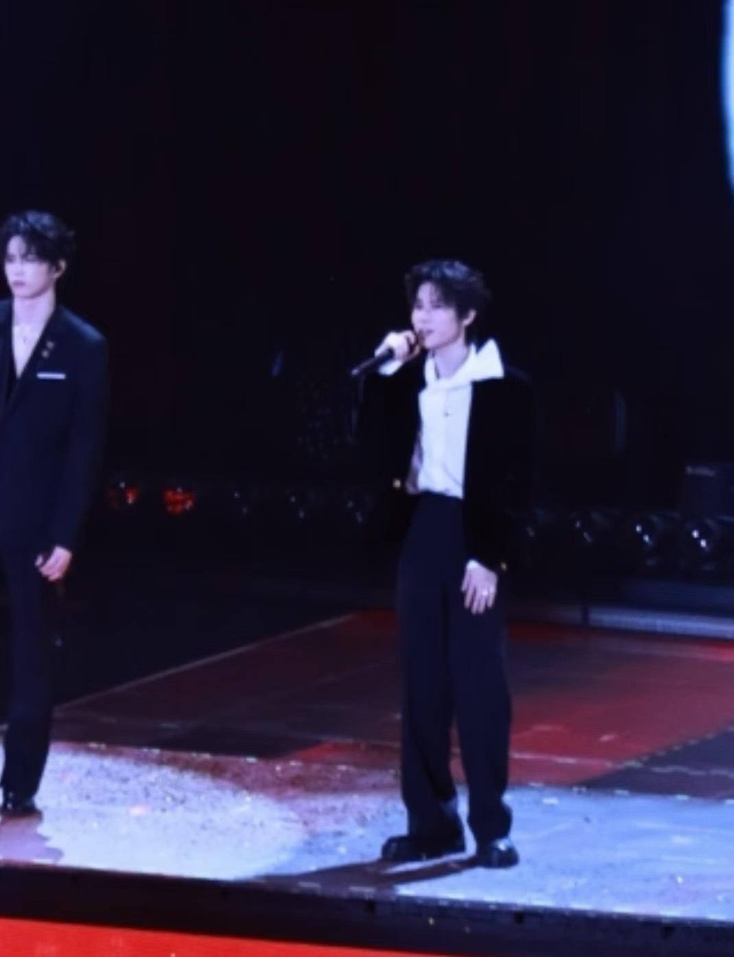 时代少年团限定新发色时代少年团彩排时代少年团上海演唱会 刘耀文张真源双人合作舞台