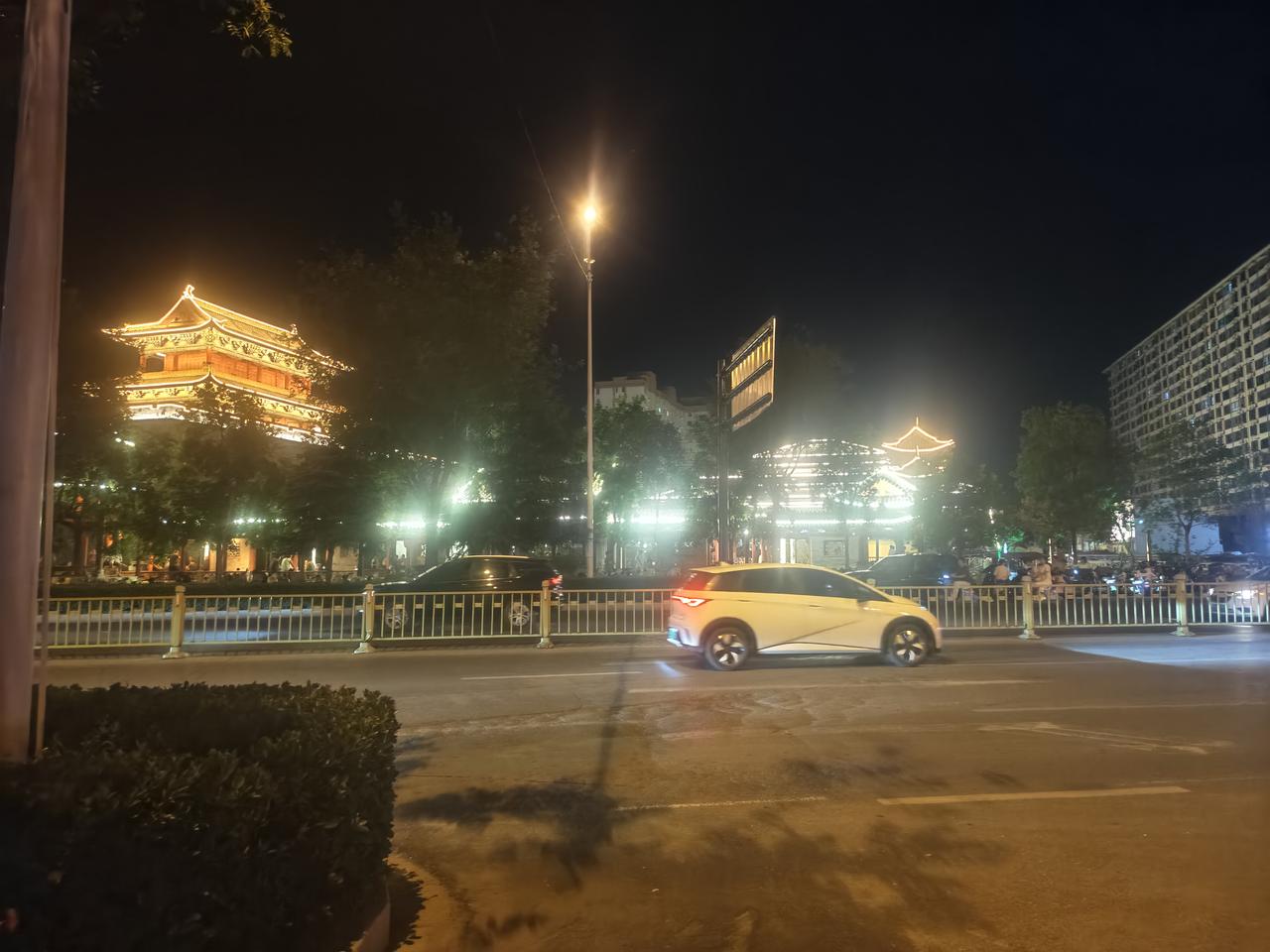 夏日生活打卡季傍晚20点以后，街上依然是匆忙赶路的人，霓虹灯装点着，让整座城显得