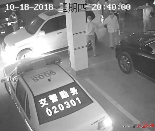 山东临沂，一民企老板因私家车位被警车占用，与警方产生冲突，警察受伤，老板主动赔偿
