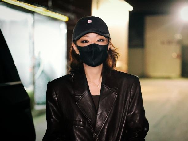 最近高叶在出席时尚活动的时候搭配的很潇洒，看上去年轻又迷人，真的好美。

高叶里