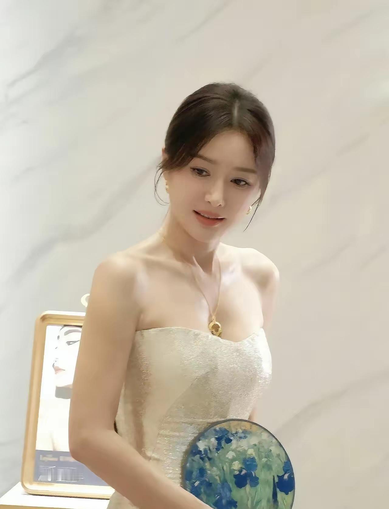 优雅气质，闪耀礼服，精致妆容，完美造型。