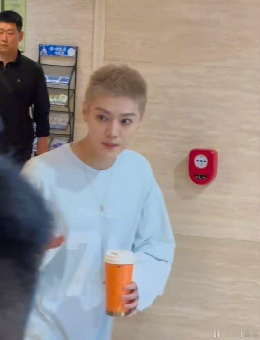鹿晗这真的不是男大吗 鹿晗白T清爽感穿搭今天上班图来了，糊糊也挡不住的美貌，真的