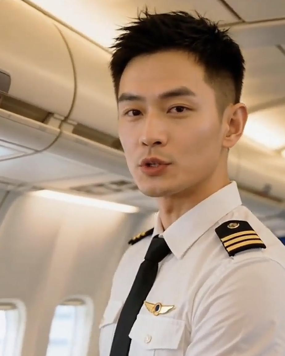 为啥空乘个个都是帅哥，虽然我坐飞机的次数不多，但是每次所坐的航天上碰上的空乘个个