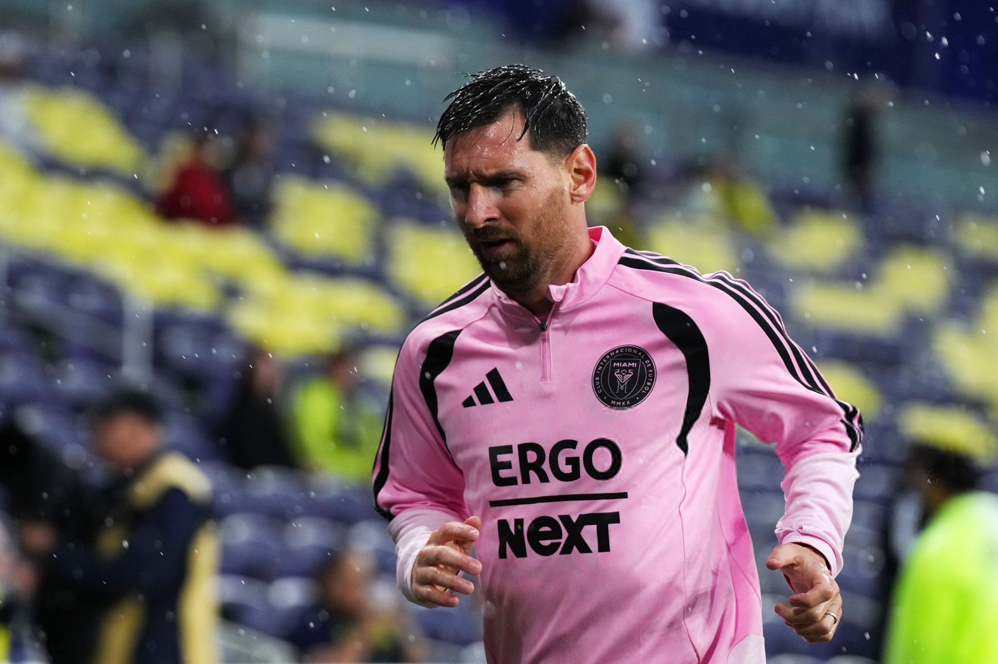 赛前热身，雨很大……目前雨变小了，比赛已经开始！！！中北美冠军杯比美职联准时多了