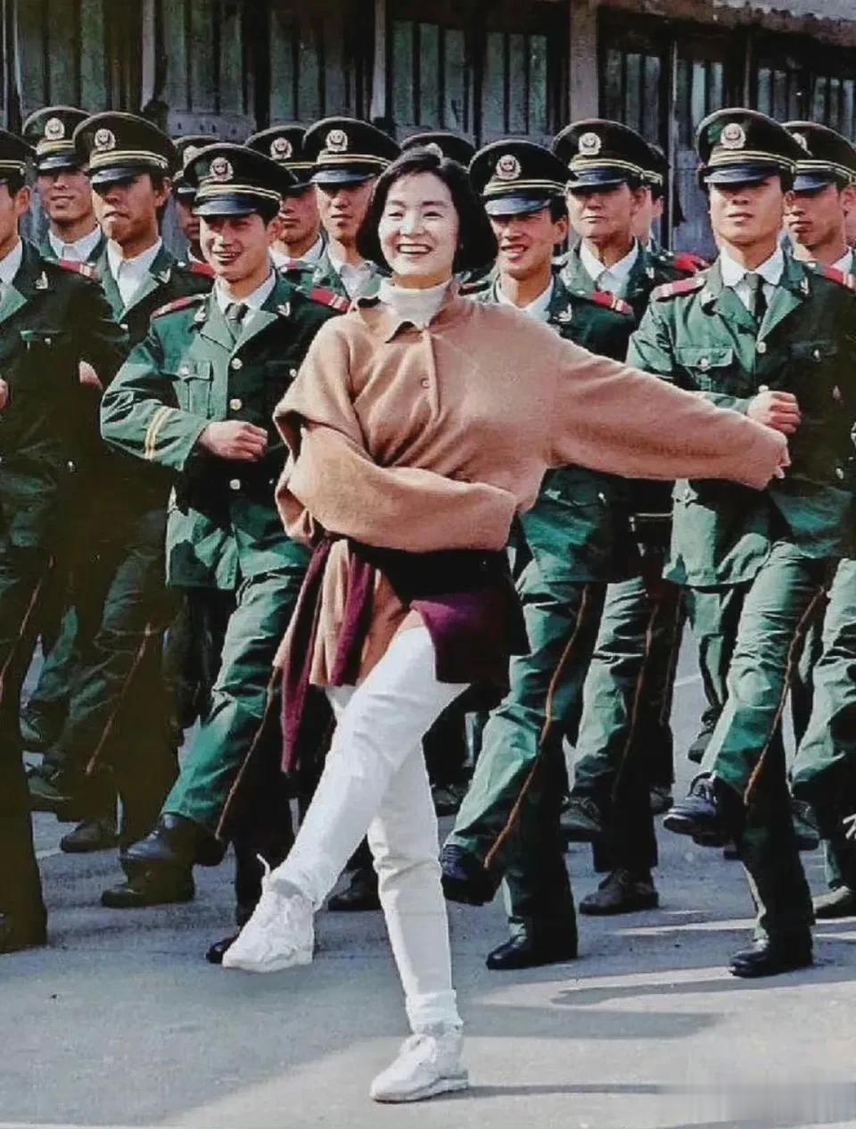 1990年林青霞在长春街头旧照，气质真的绝了 ​[大笑]