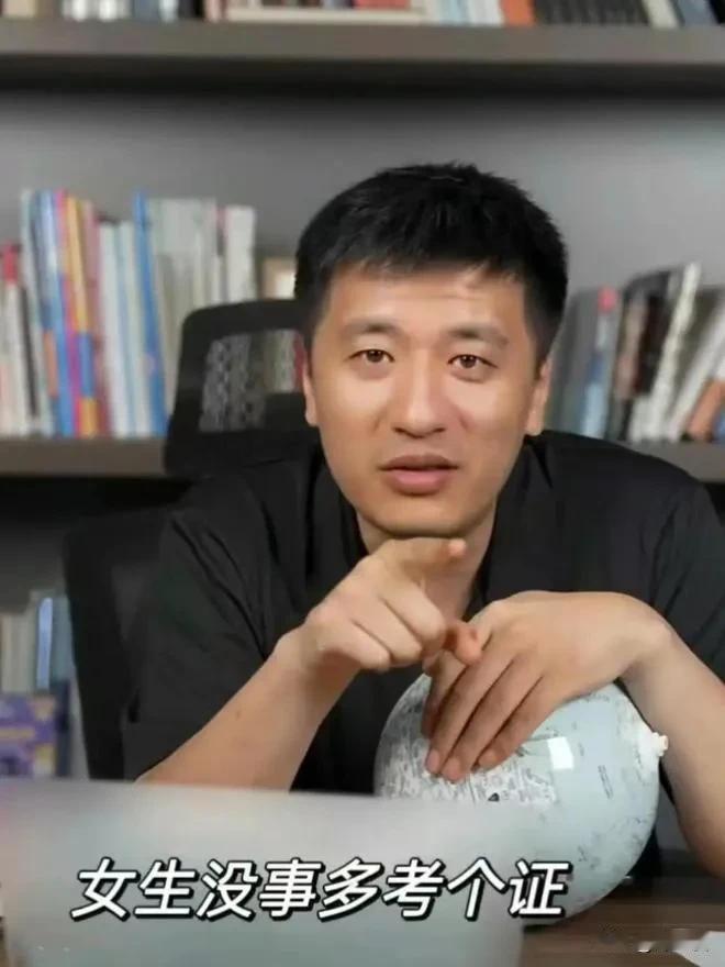 张雪峰一点儿不冤！
去年2024年，张雪峰售价20000元的志愿填报课，3小时就