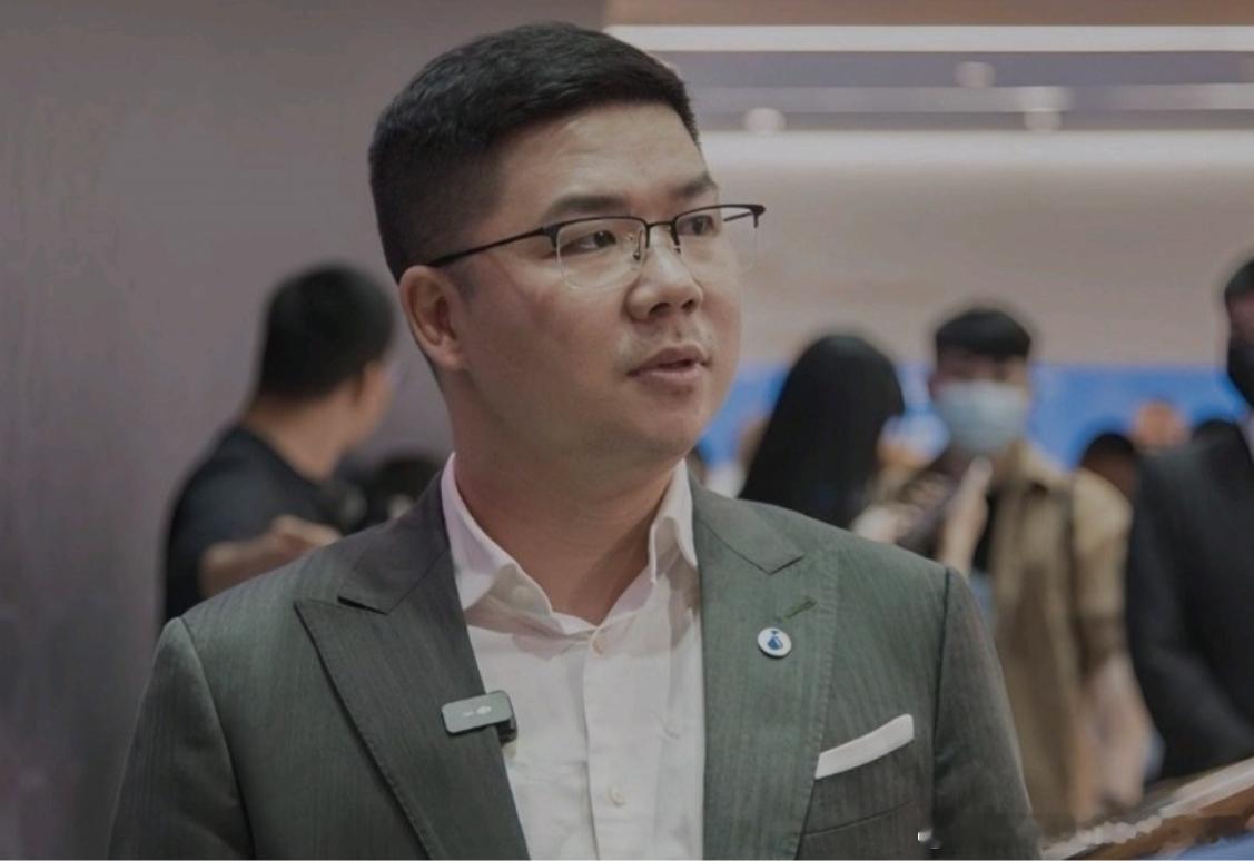 现在只期待一手微博认证，据说是智界品牌营销总经理，相当重要的岗位。希望能给智界带