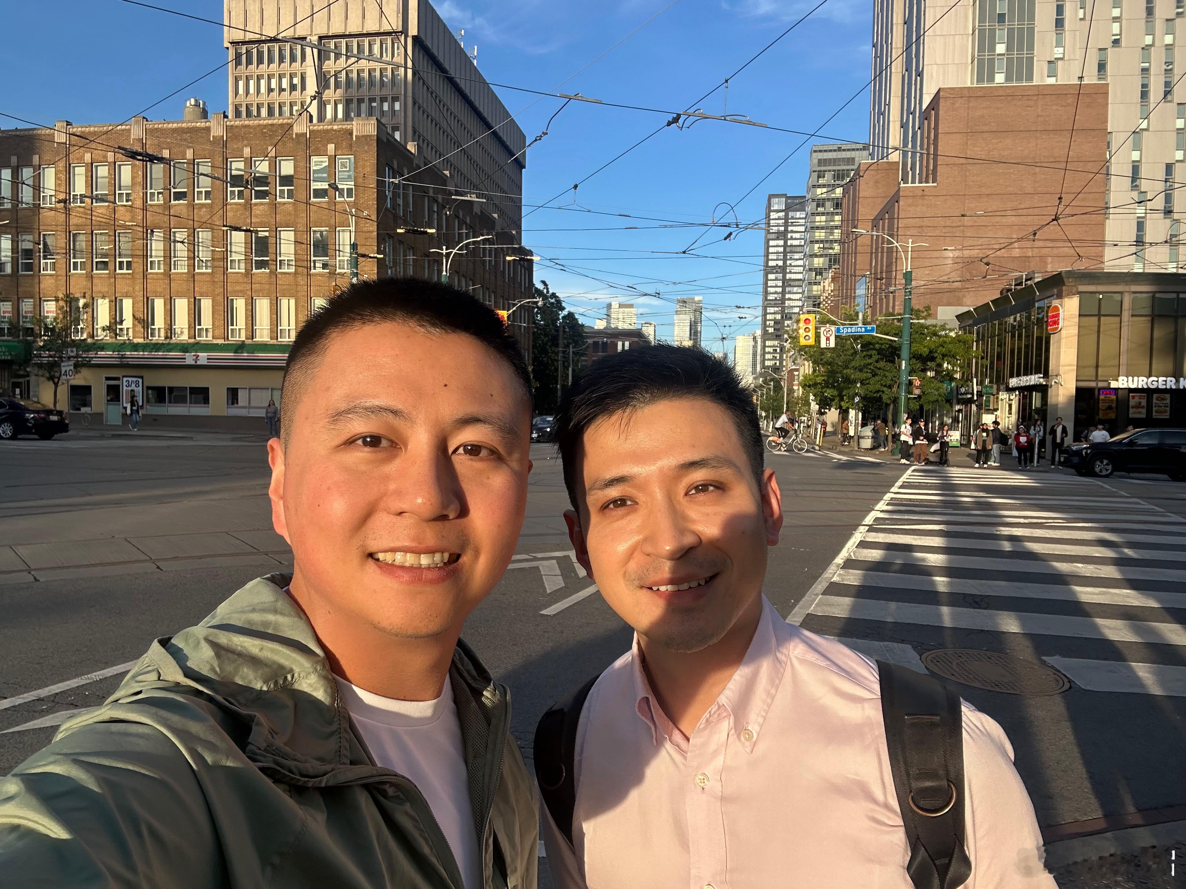 今天我见到一个在多伦多从事金融业的小张。小张是北京人，本科在国内学习的是法语，后