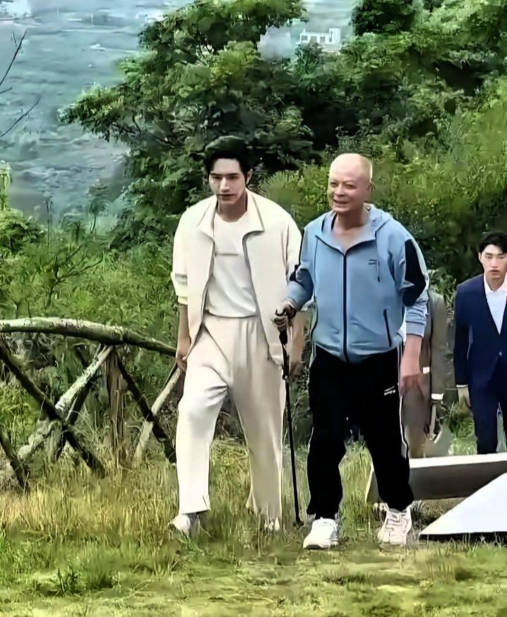差点没认出来，老了，昔日风光无限的老牌武打明星如今变化实在让人唏嘘。
 
他一身