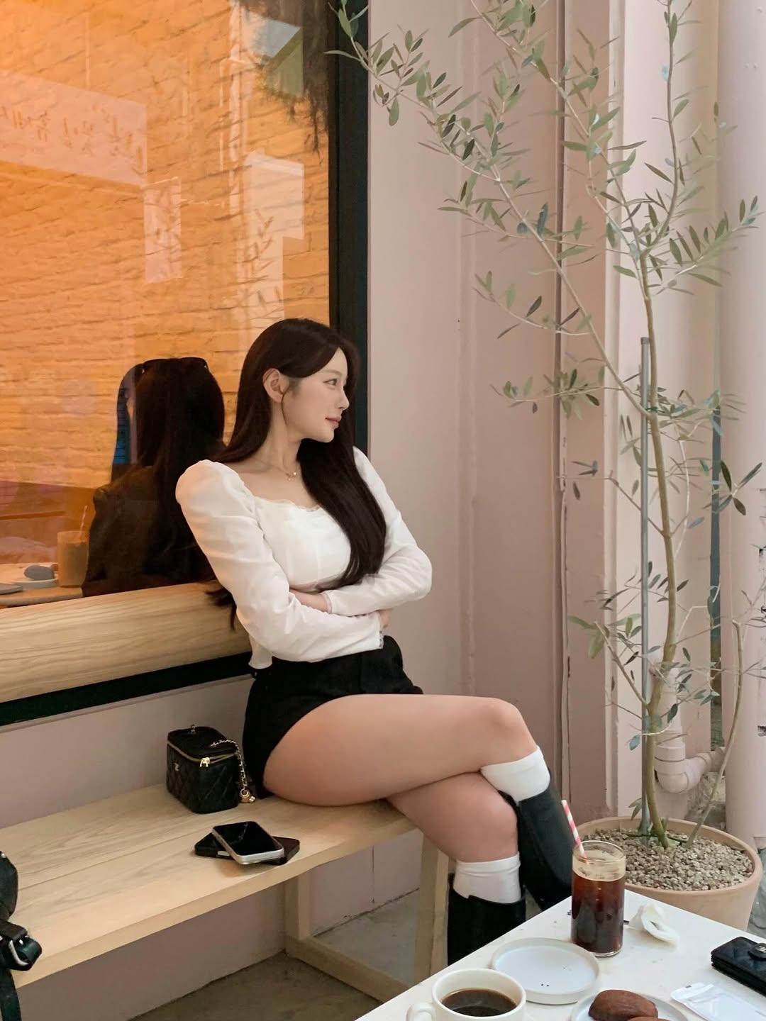  松弛感拉满，日常也能很出片，韩系氛围感，咖啡配慵懒日常