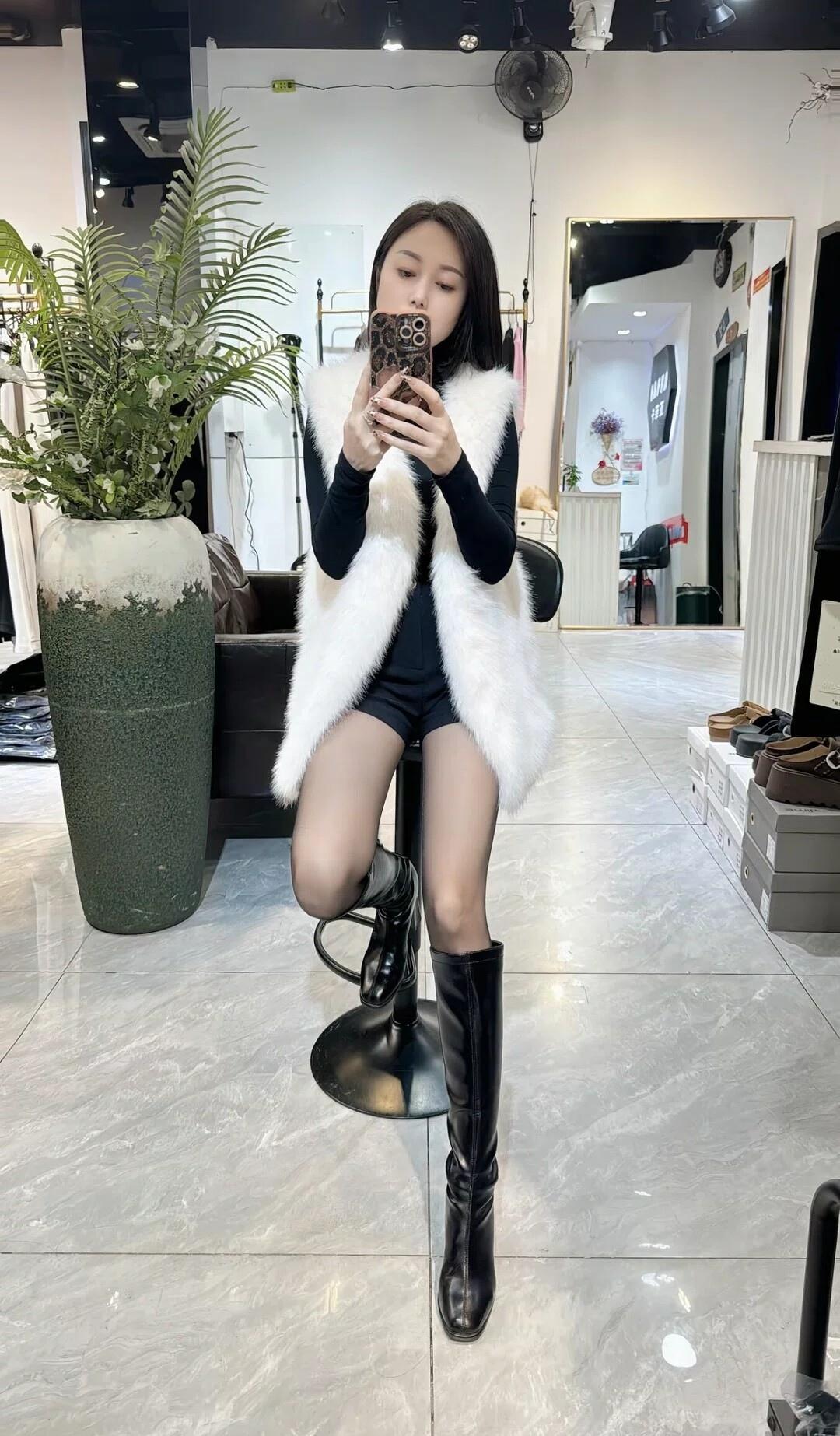 时尚穿搭指南：毛茸茸外套+黑色长靴，轻松出街！👢💄👗