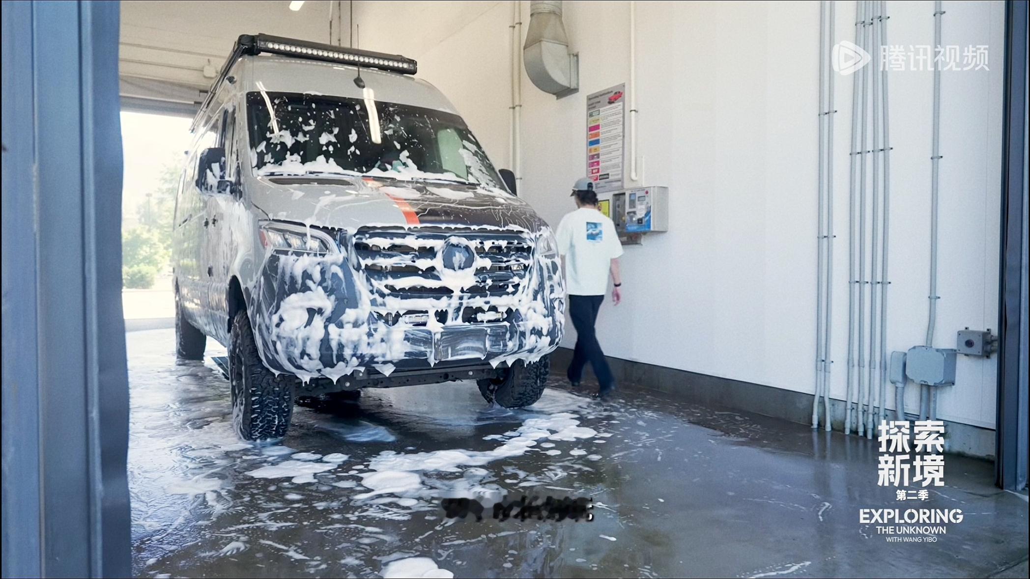 这车怎么如此巨大 感觉可以和老公在里面干很多事都能施展得开 