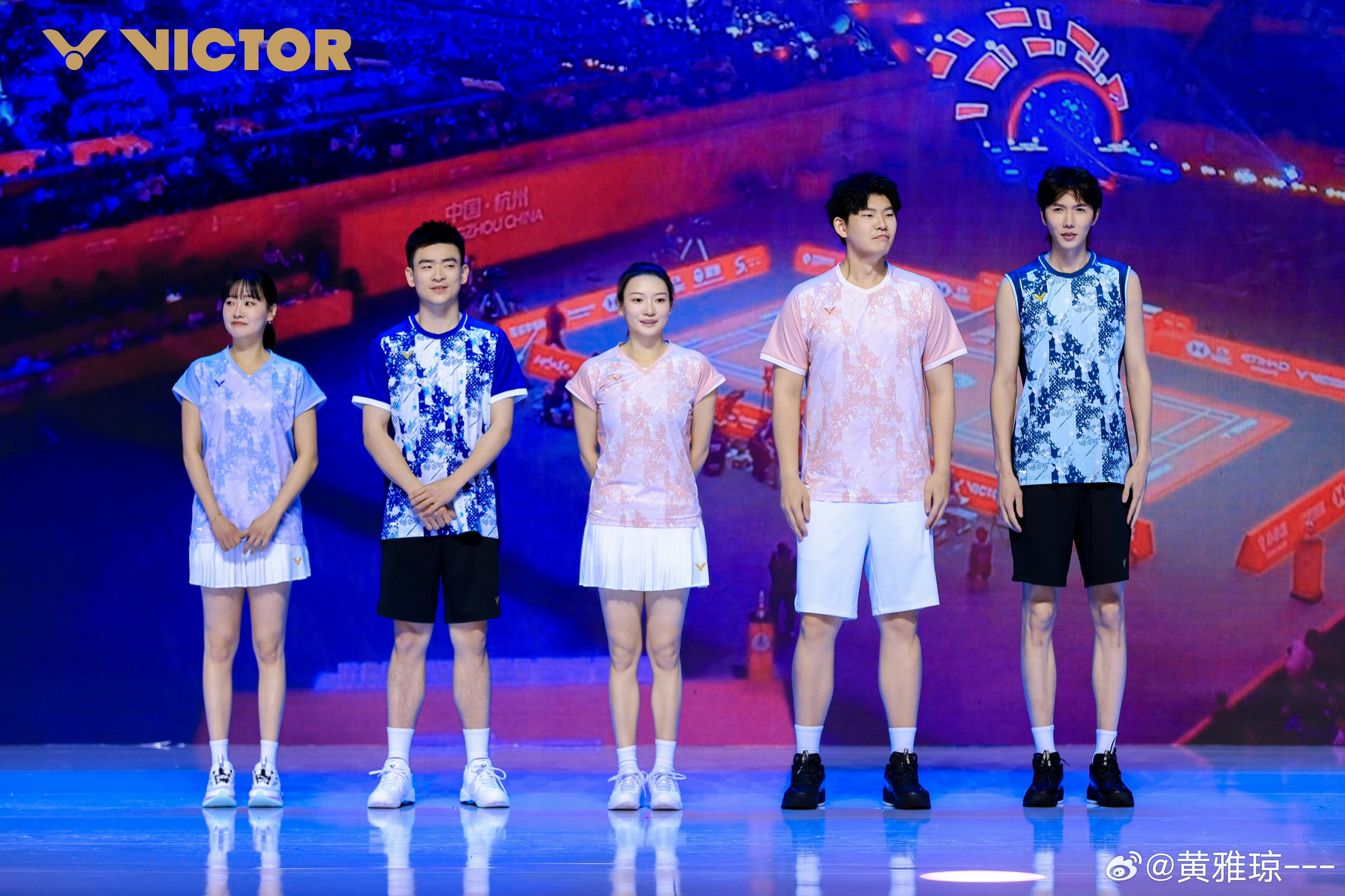 这张图完全就是小美女、略猥琐老登、大美人、胖猪、和一只两米高的螳螂 