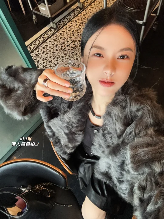 等吃饭时和一杯水的100张自拍🤳🏻