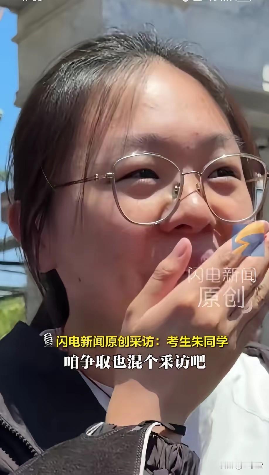 每年高考落幕，考场门口总能看见各种众生百态。有人考完崩溃大哭，有人神情紧绷沉默不