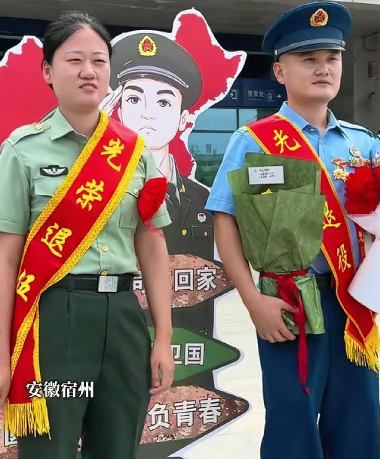 “太有缘了！” 安徽宿州，两位妈妈在高铁站接服役 12 年退伍的儿子和女儿。同样