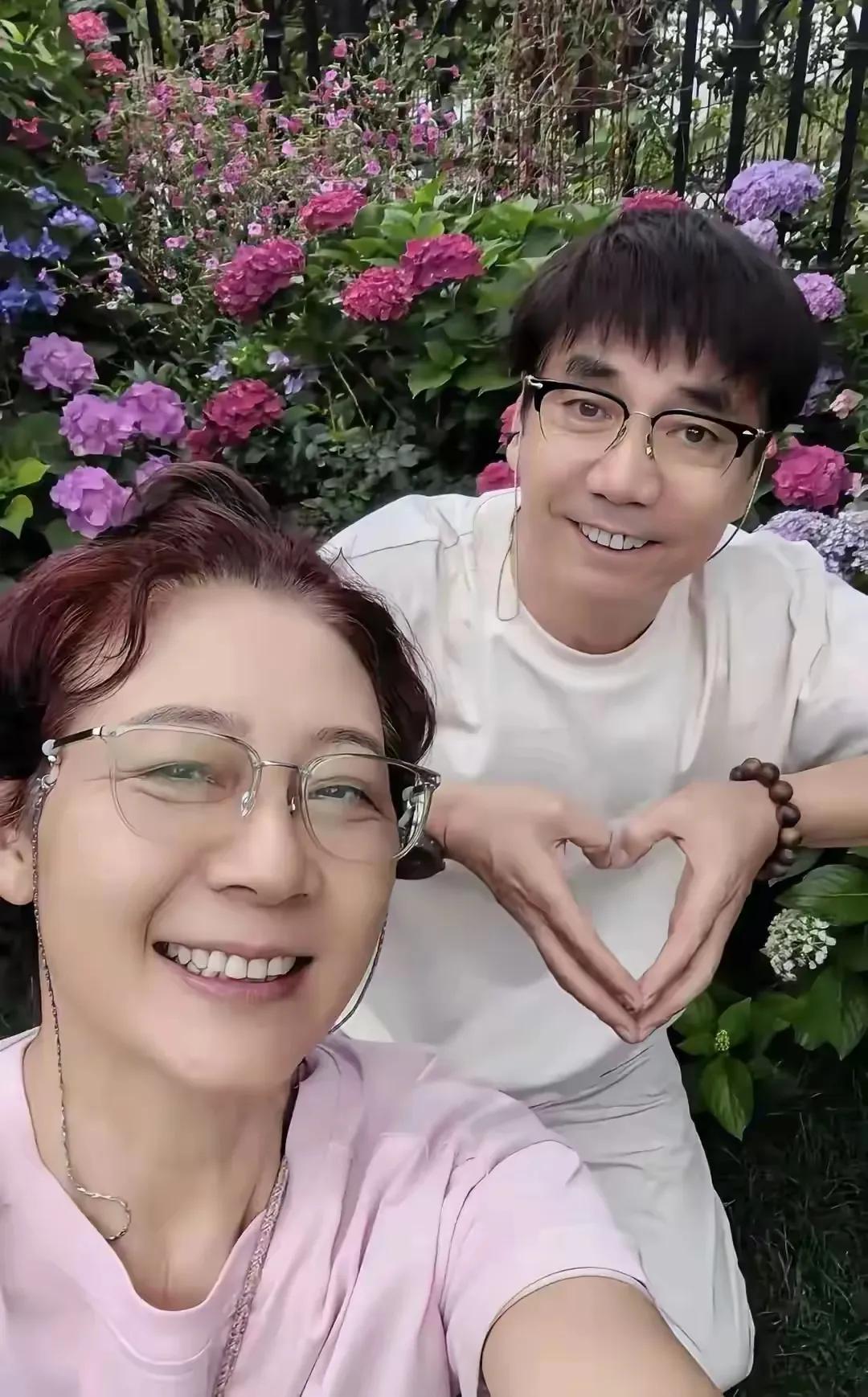 61岁的范明与大六岁的富婆妻子甜蜜秀恩爱，感情甚笃。其南京别墅也惊艳曝光，花园面