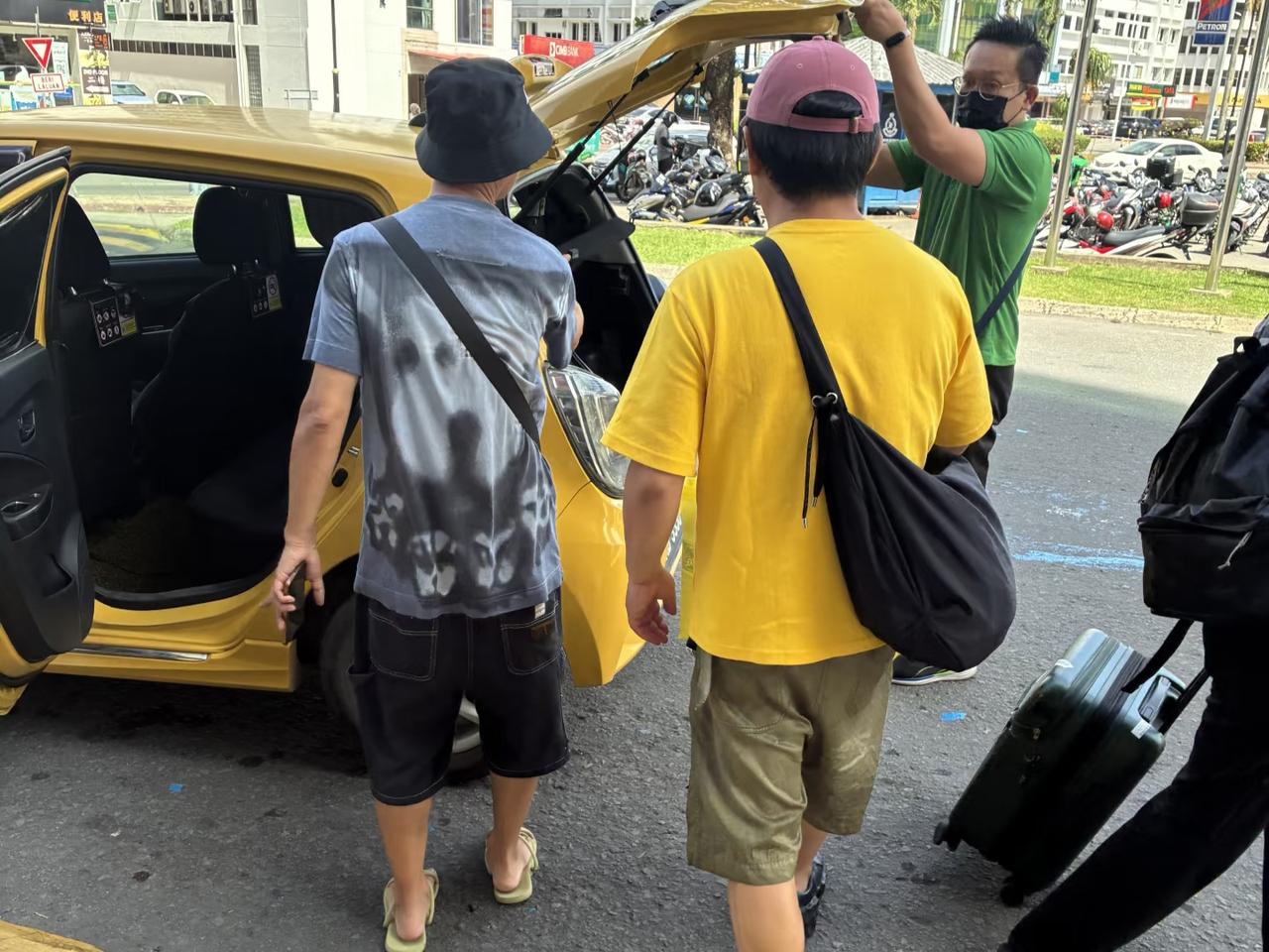 在曙光广场门口，打车时偶遇黄渤，刚哥的拖鞋朴实无华啊哈哈哈哈。
趁着等车的间隙，