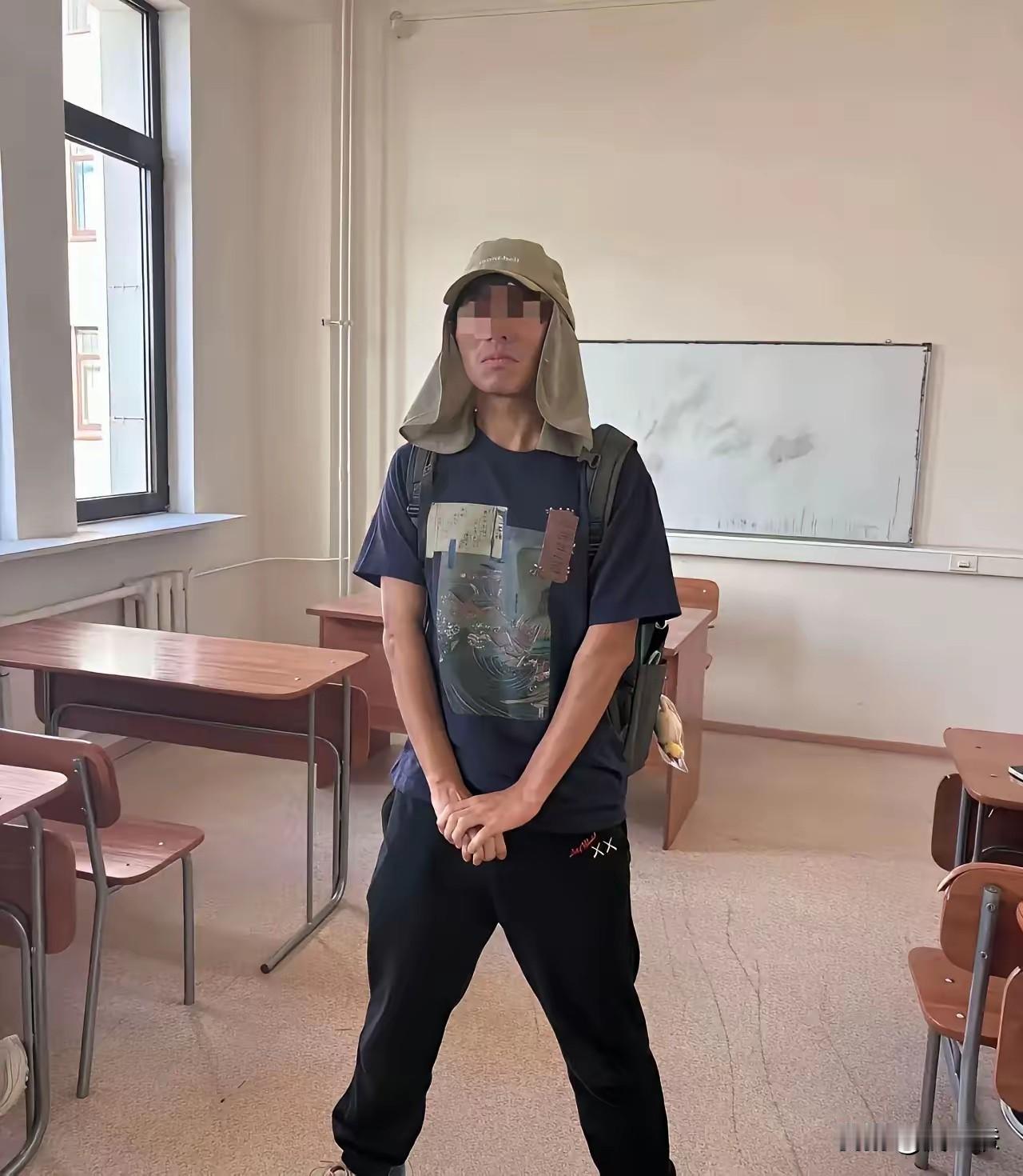 陈宇昕是去莫斯科大学攻读历史的留学生。
   像他这样的大学生，本该珍惜这段来之