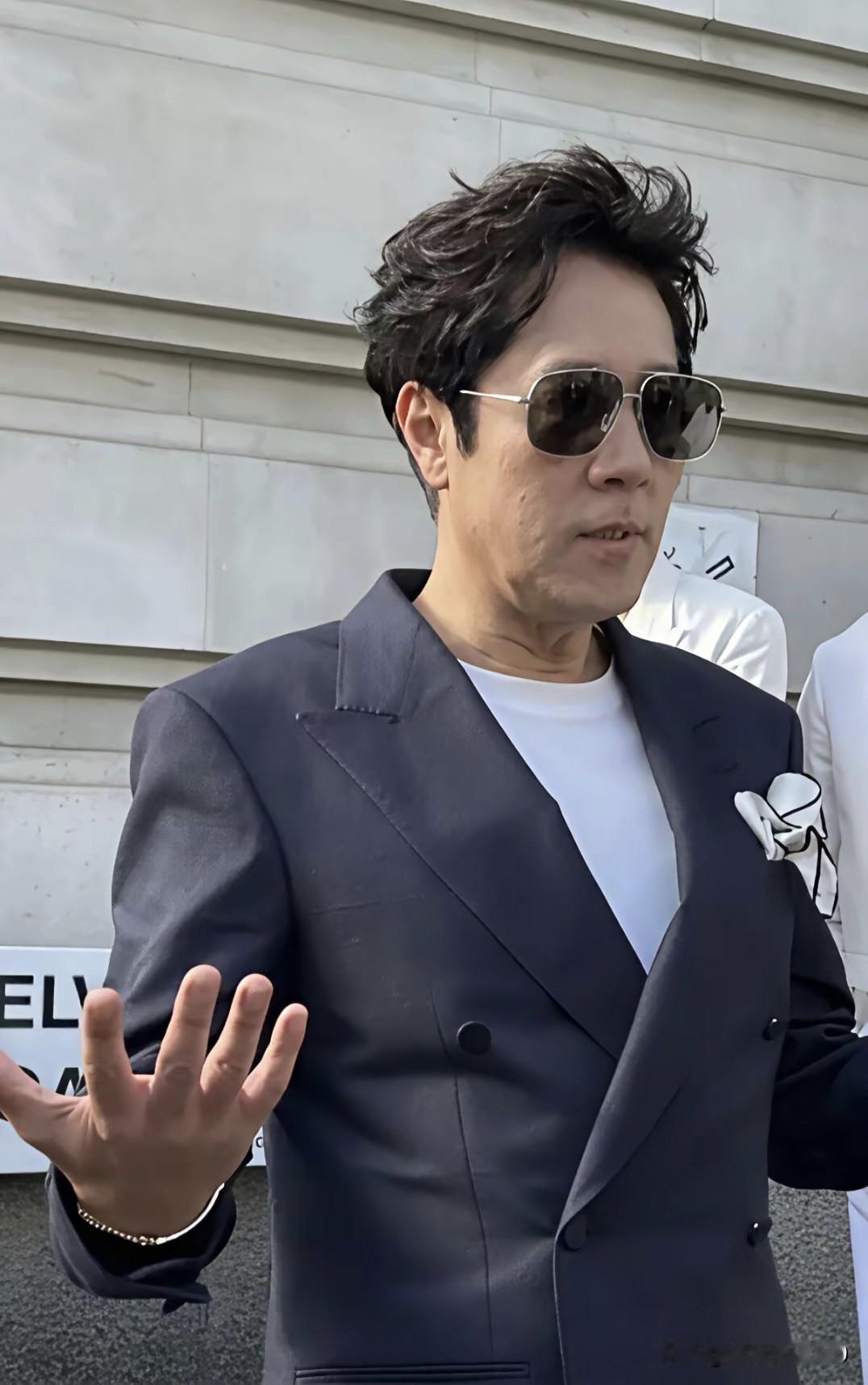 在我的印象里，蔡国庆一直长着一幅不显老的脸，看起来特别年轻，没有想到近距离看他真