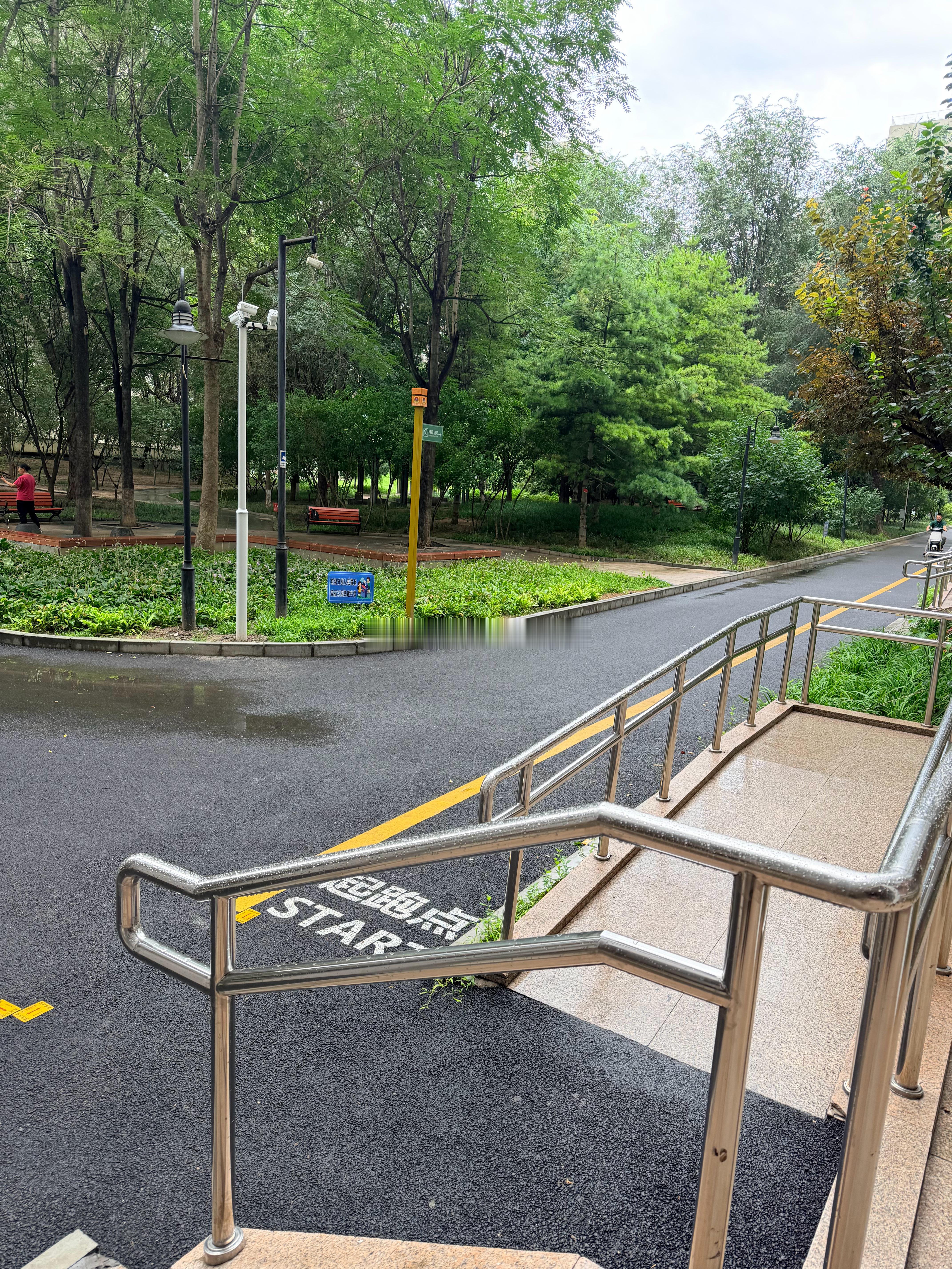 站自己家楼下…. 有点开始下小雨 