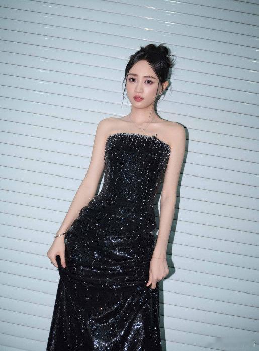 黄婷婷时隔六年再上舞台黄婷婷解约后首个音乐节兜兜转转时隔六年，黄婷婷终于再次站上