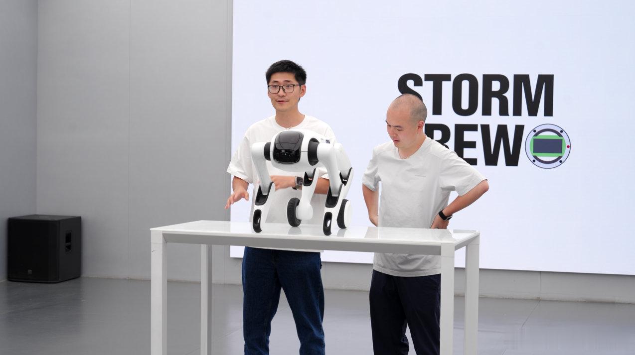 全球首个可变形个人机器人亮相 同一个本体，轮足人形和四足形态自动切换，这设计思路
