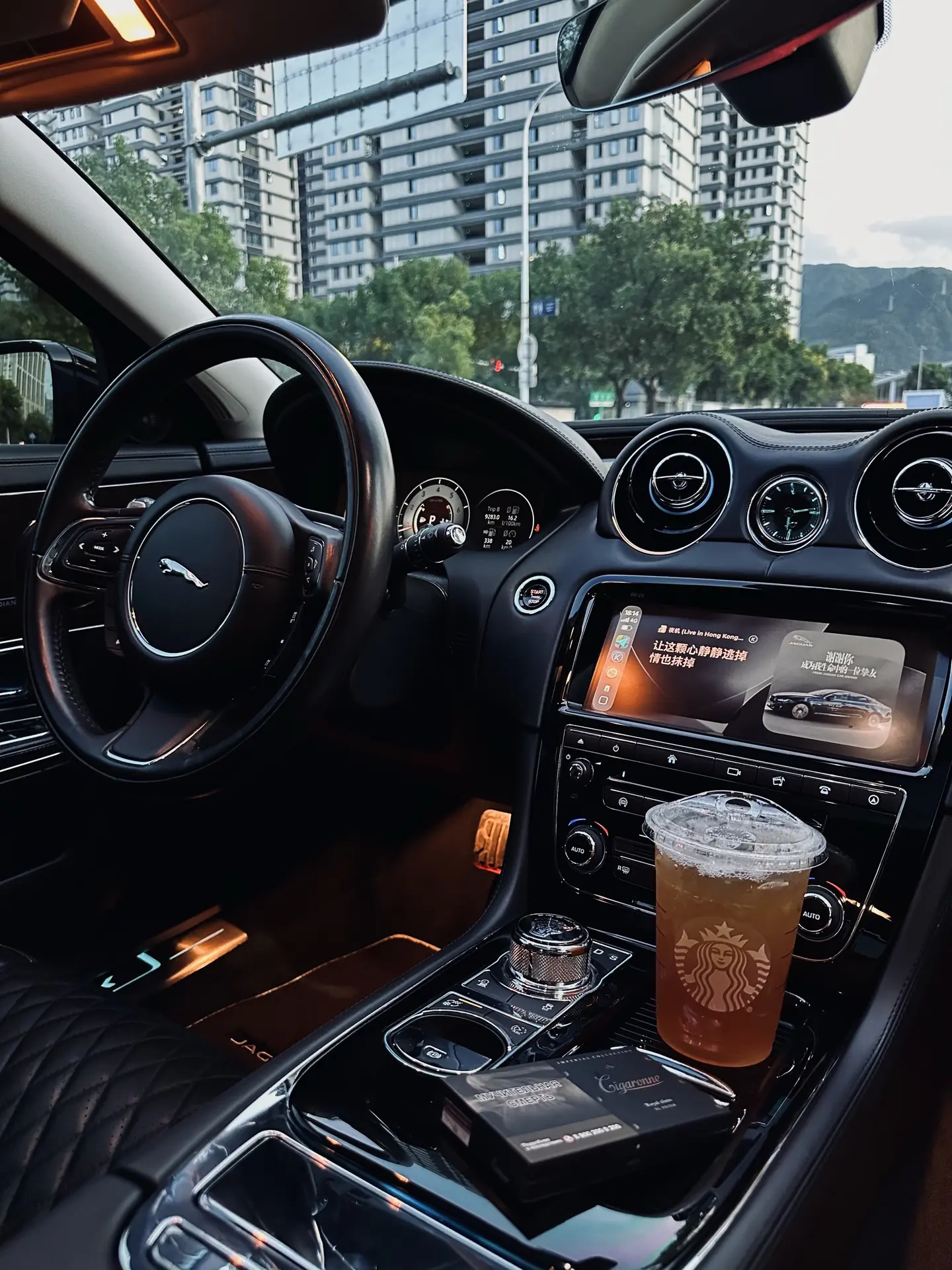 全新Carplay与老钱风的捷豹XJ50。对大多数老式燃油车来说， i...