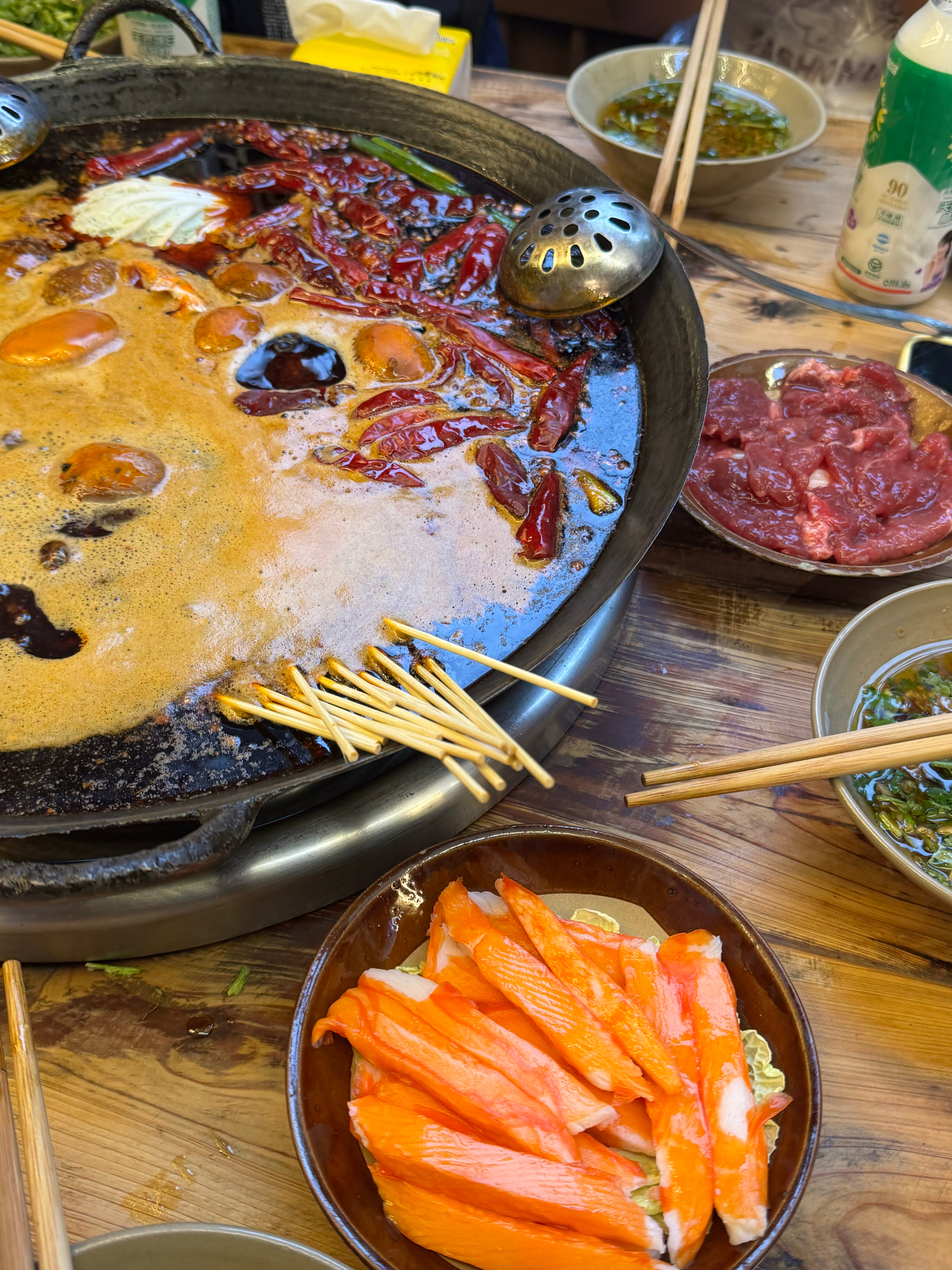 今天晚上聚餐的火锅局，全场由老板买单[吃瓜]我们这桌人都是干饭人，几双筷子夹个不